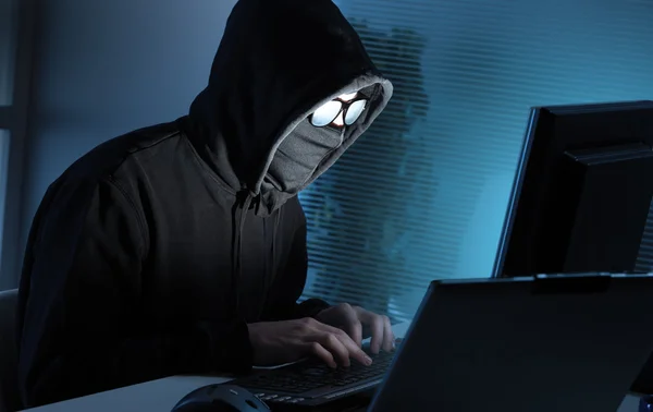 Хакер крадет данные с компьютера — стоковое фото