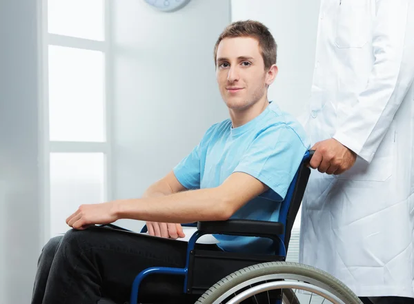 男性看護師が車椅子に押し付けて — ストック写真