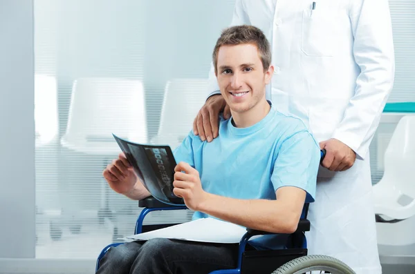 Joven discapacitado en consultorio médico —  Fotos de Stock