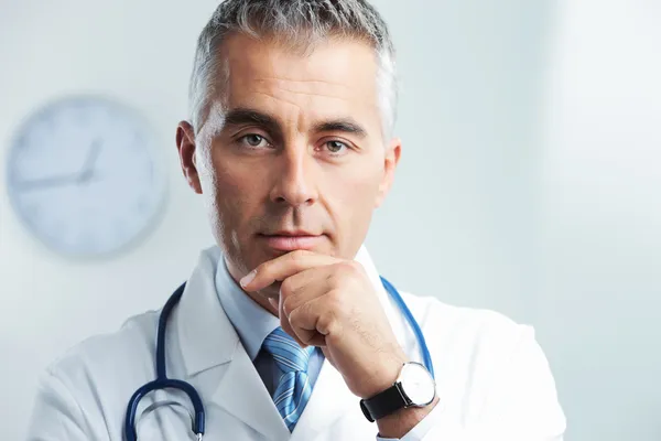 Retrato de un médico guapo — Foto de Stock