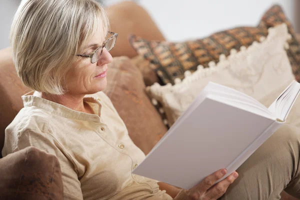 Старша жінка читає книгу — стокове фото