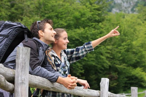 年轻夫妇徒步旅行者的肖像 — 图库照片