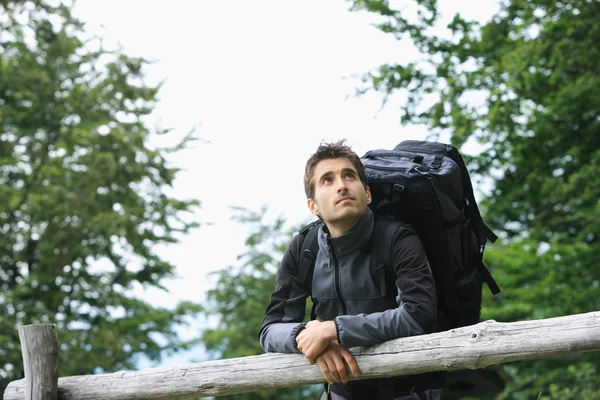 Hombre mirando hacia arriba — Foto de Stock