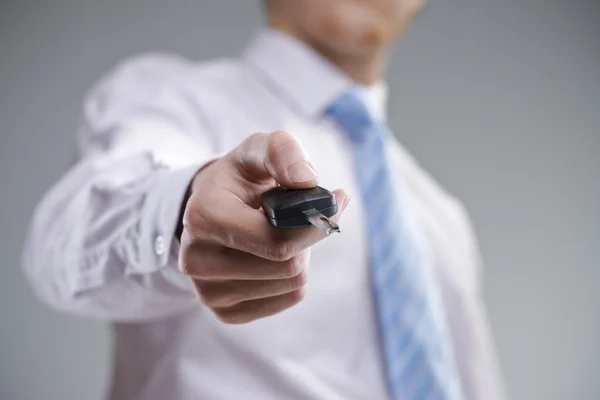 La mano del vendedor sosteniendo la llave del coche — Foto de Stock