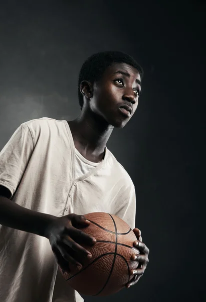 Menino com basquete — Fotografia de Stock