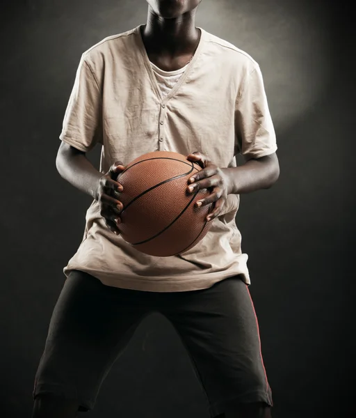Junge mit Basketball — Stockfoto