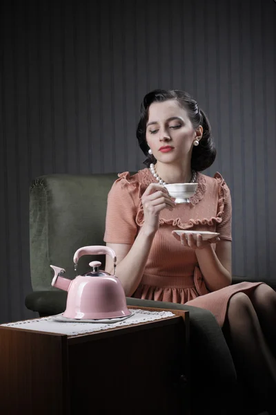 Beautiful woman drinking tea — Stock Photo, Image
