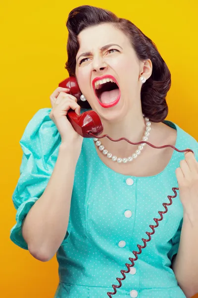 Wütende Frau schreit am Telefon — Stockfoto