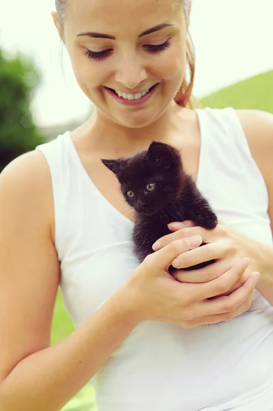 Bella ragazza e piccolo gatto — Foto Stock