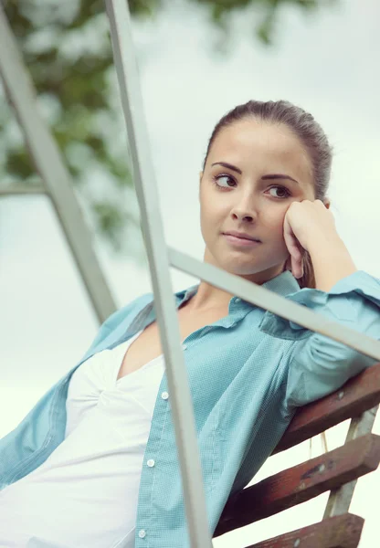 Frau im Freien — Stockfoto