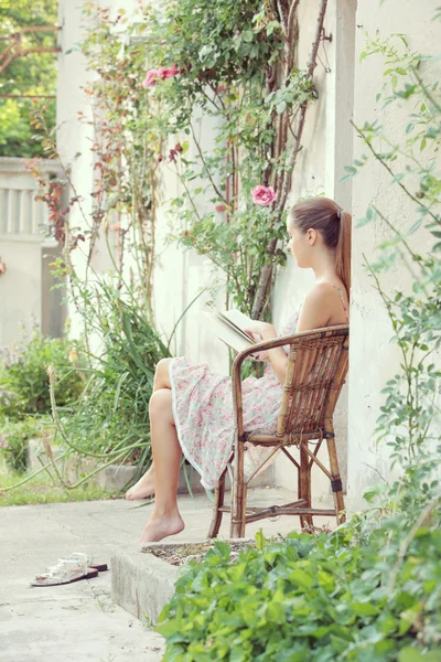 Mädchen liest ein Buch — Stockfoto