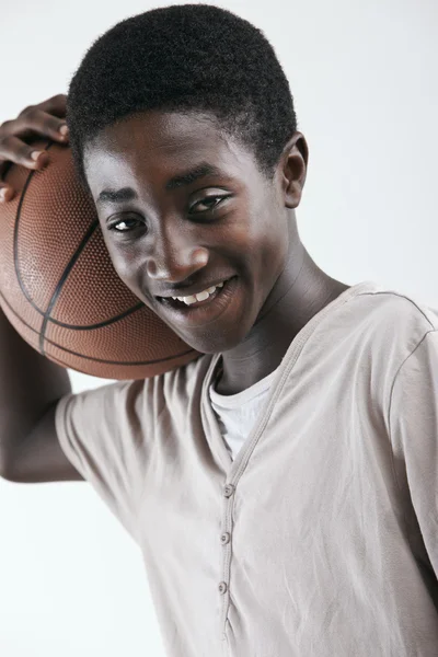 Jongen met basketbal — Stockfoto