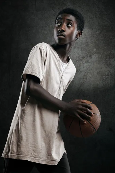 Menino com basquete — Fotografia de Stock