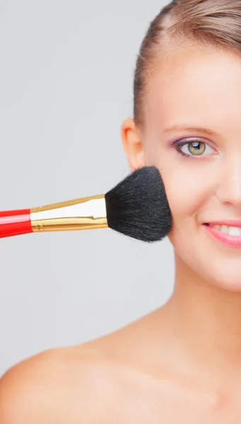 Применение профессионального макияжа — стоковое фото
