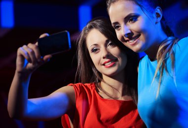 iki kadın bir smartphone ile zevk