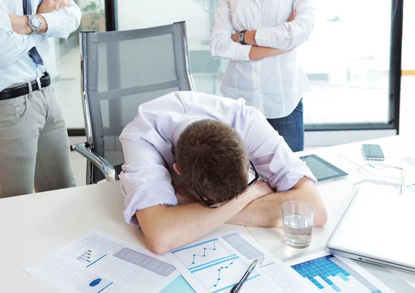 Müde Büroangestellte — Stockfoto