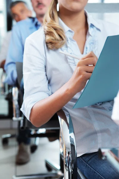 Notizen bei einem Seminar machen — Stockfoto