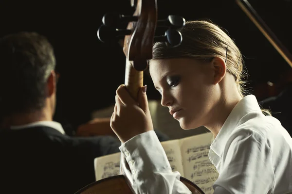 En cellist i konsert — Stockfoto