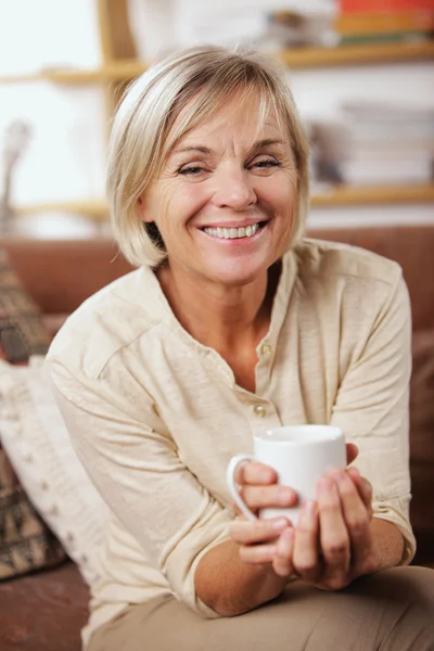 Ritratto di donna anziana che prende una tazza di caffè — Foto Stock