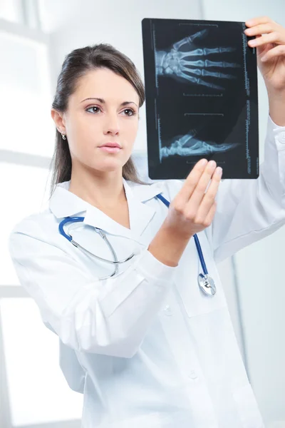 Kadın doktor incelenirken röntgen — Stok fotoğraf