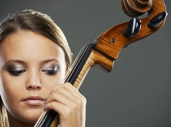 Violoncelista bonita — Fotografia de Stock