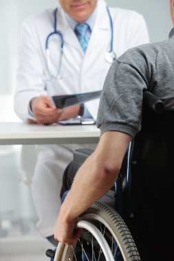 genç adam doktor ofisinde devre dışı