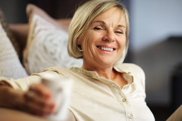 Retrato de una mujer mayor tomando una taza de café — Foto de Stock
