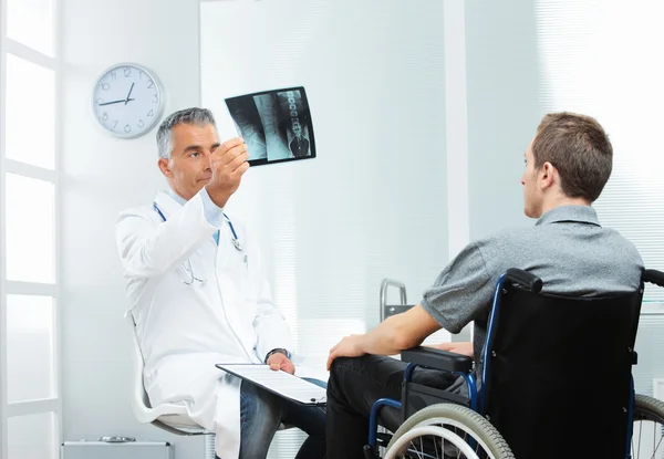 Jovem deficiente no consultório médico — Fotografia de Stock