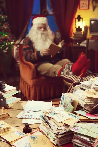 Санта-Клаус отдыхает дома — стоковое фото