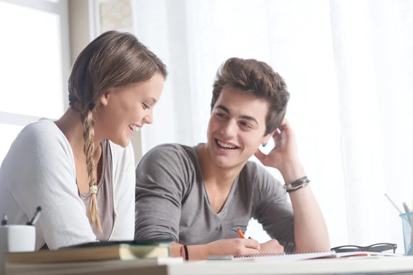 Glückliche Studenten — Stockfoto