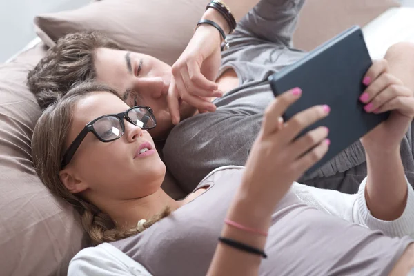 Young couple using digital tablet — Stock Photo, Image