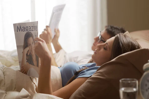 Paar im Bett — Stockfoto