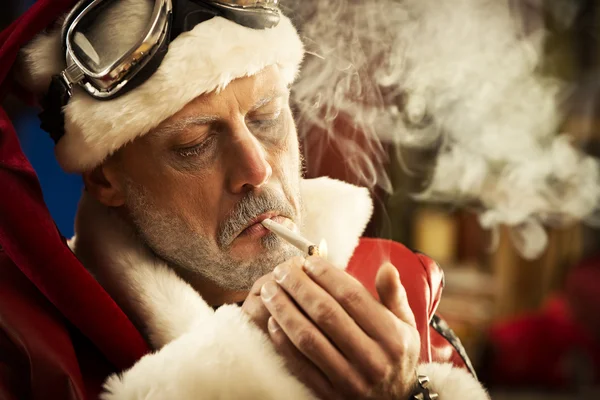 Bad santa roken van een joint — Stockfoto