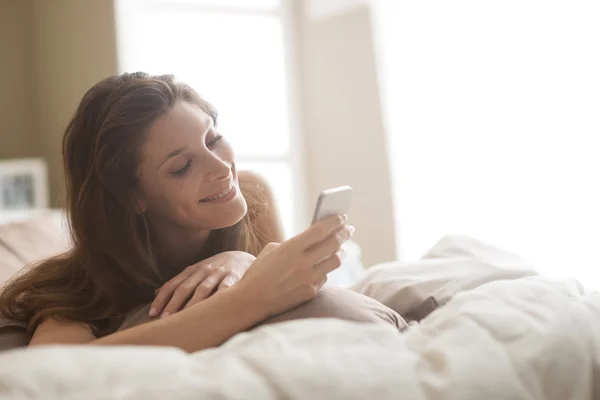 Mujer relajándose en su dormitorio —  Fotos de Stock