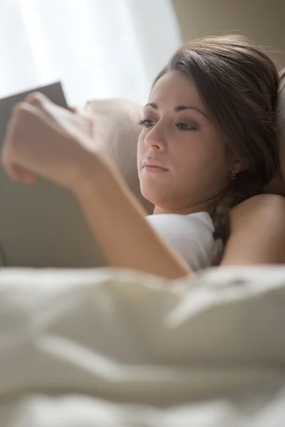 Lezen in bed — Stockfoto