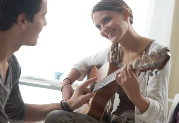 Erlernen der Gitarre — Stockfoto