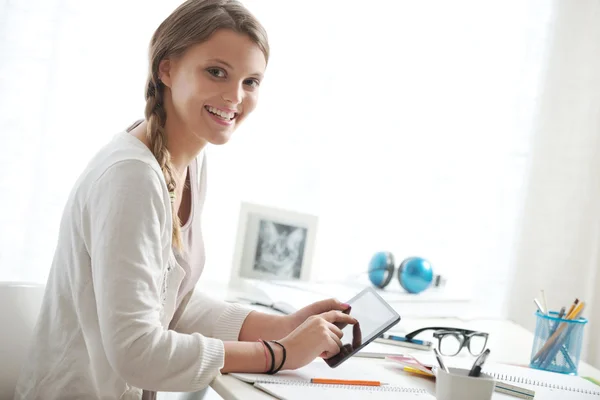 Smiling girl — Stock Photo, Image