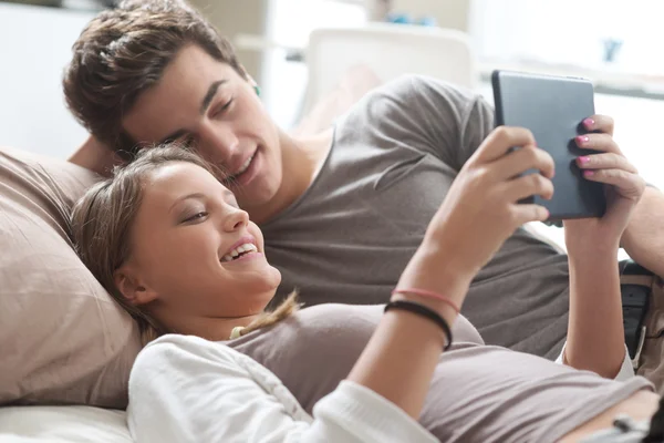 Jovem casal com tablet — Fotografia de Stock