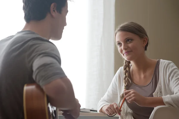 Ragazzo romantico che suona la chitarra per la sua ragazza — Foto Stock