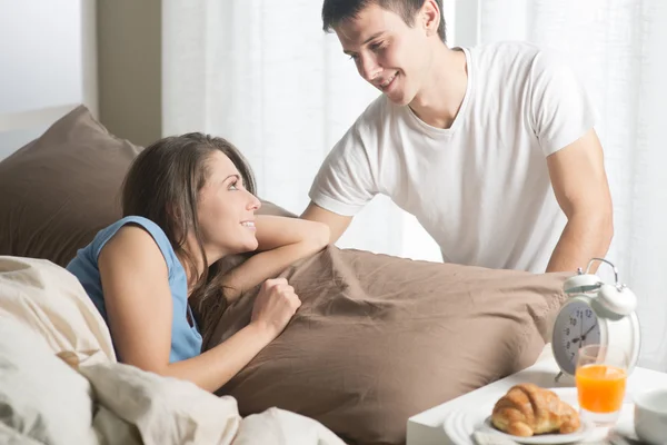 Casal tomando café da manhã na cama — Fotografia de Stock