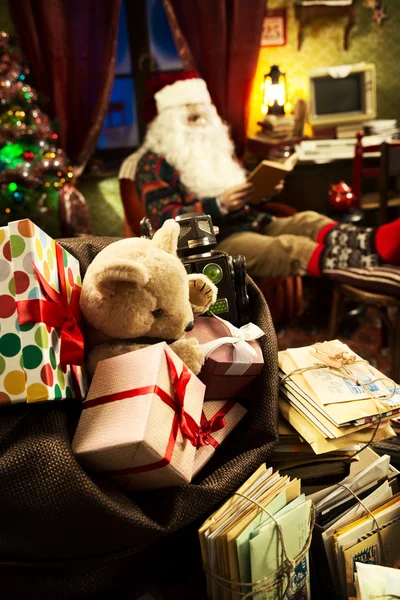 Santa claus odpočinek doma — Stock fotografie