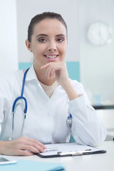 Doctor sonriendo —  Fotos de Stock