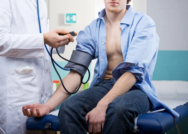 Examining blood pressure — Stock Photo, Image