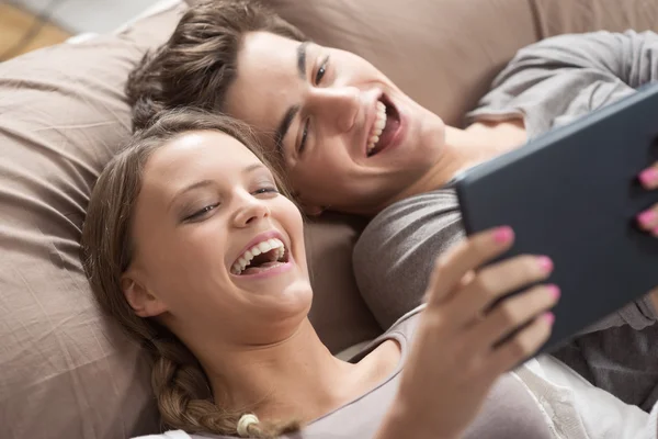 Gelukkige paar met digitale tablet — Stockfoto