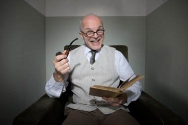 Kıdemli oturma odasında okuma