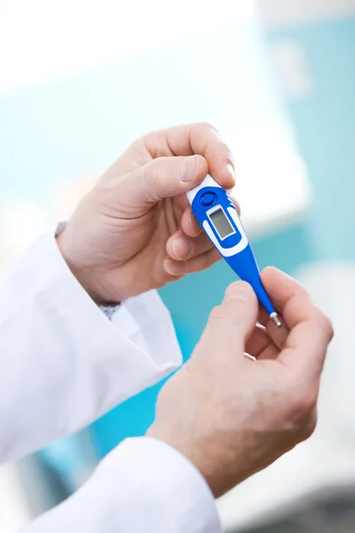 Doctor measuring temperature — Stock Photo, Image