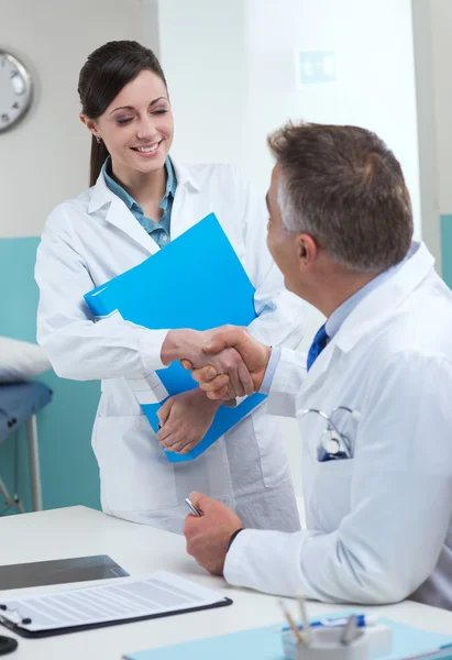 Doctor's handshake — Stock Photo, Image