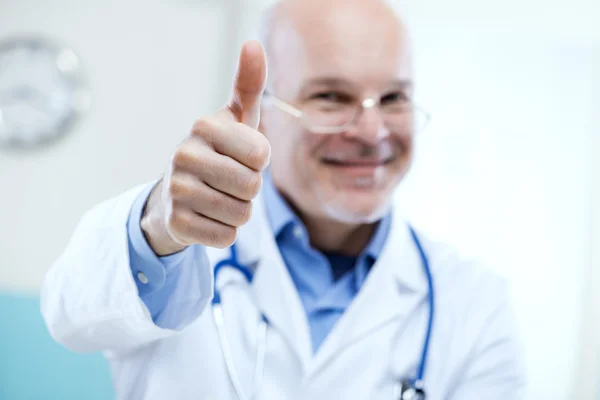 Doctor giving good news — Stock Photo, Image