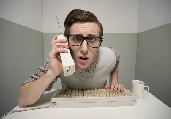 Nerd man op de telefoon — Stockfoto