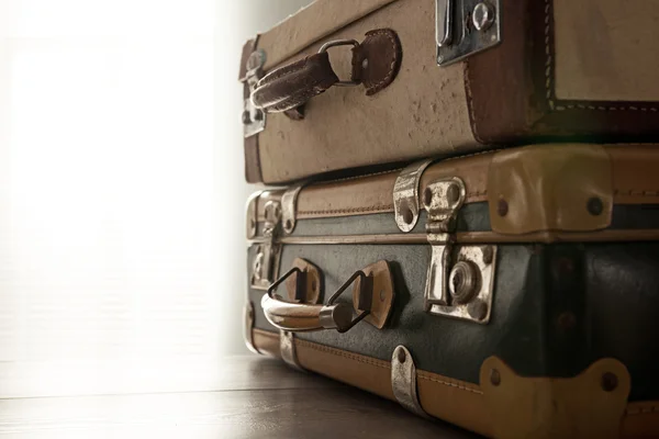Viaggiare con una valigia vintage — Foto Stock
